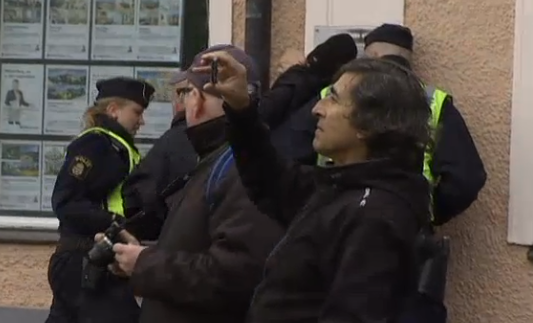 Man filmar under demostration. 